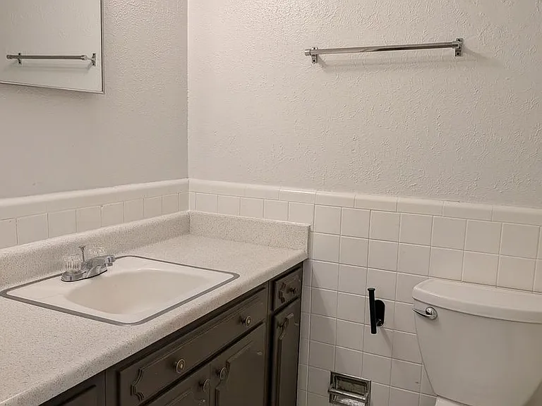 95 N Clarkson St Carolyn Arms Apartments — Photo 10