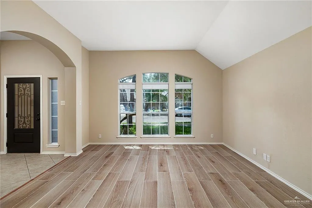 4 bed, 2.5 bath, 2759 sqft, $2,600 — Photo 2