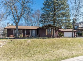 5 Echo Hill Rd, Oakwood Hills, IL 60013