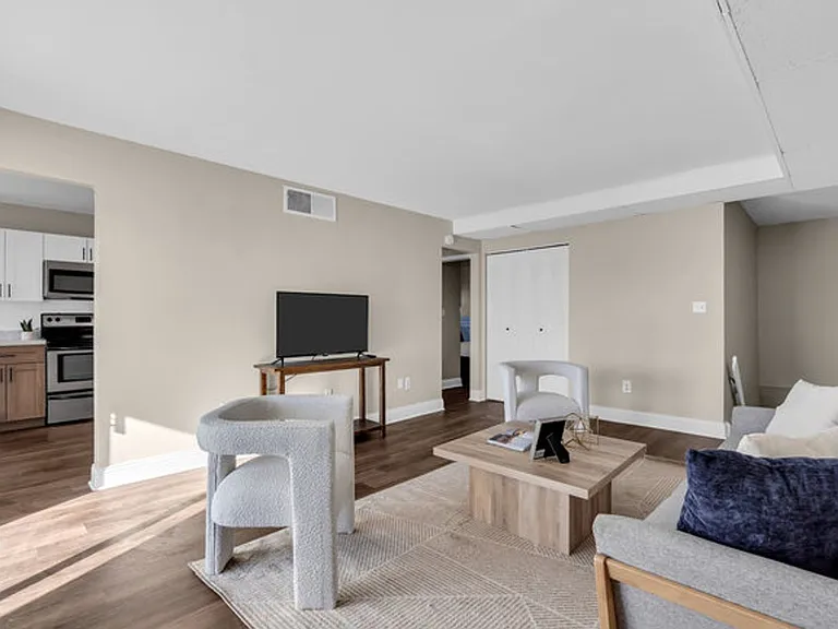 Chateau Apartments — Photo 46
