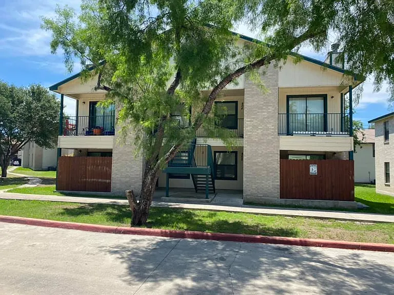 Emerald Squares Apartments — Photo 1