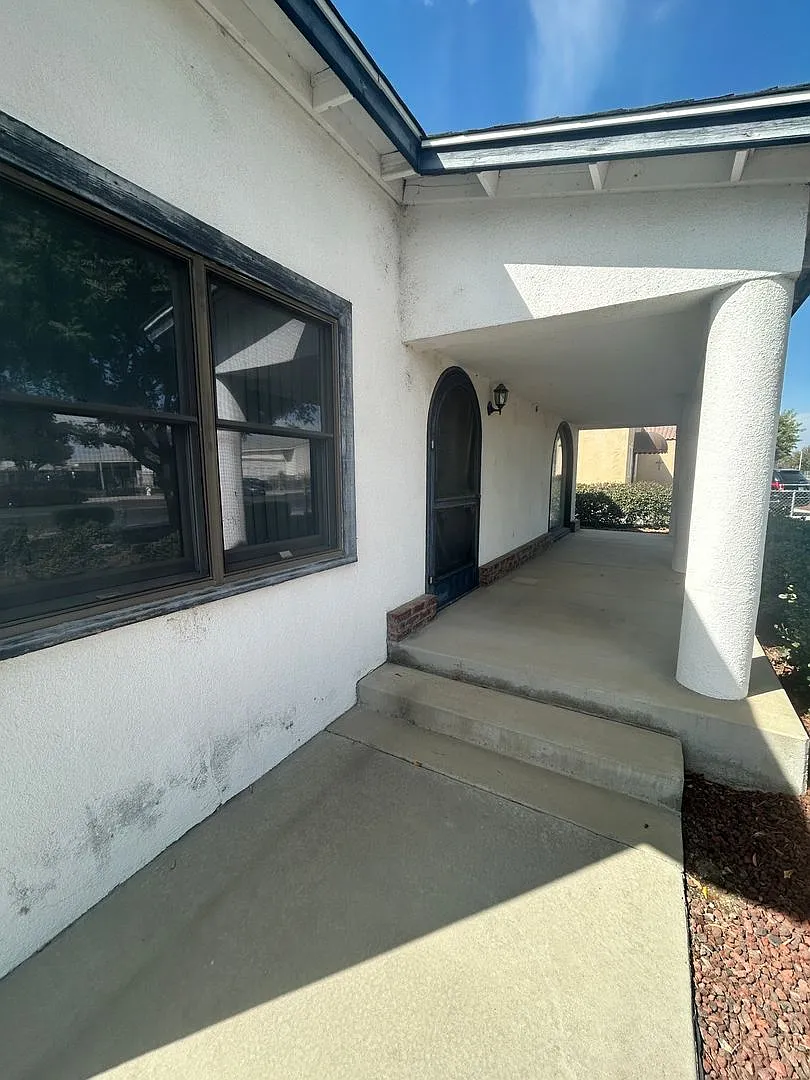 Charming 3 bedroom cottage with lawn service in North Hanford — Photo 2