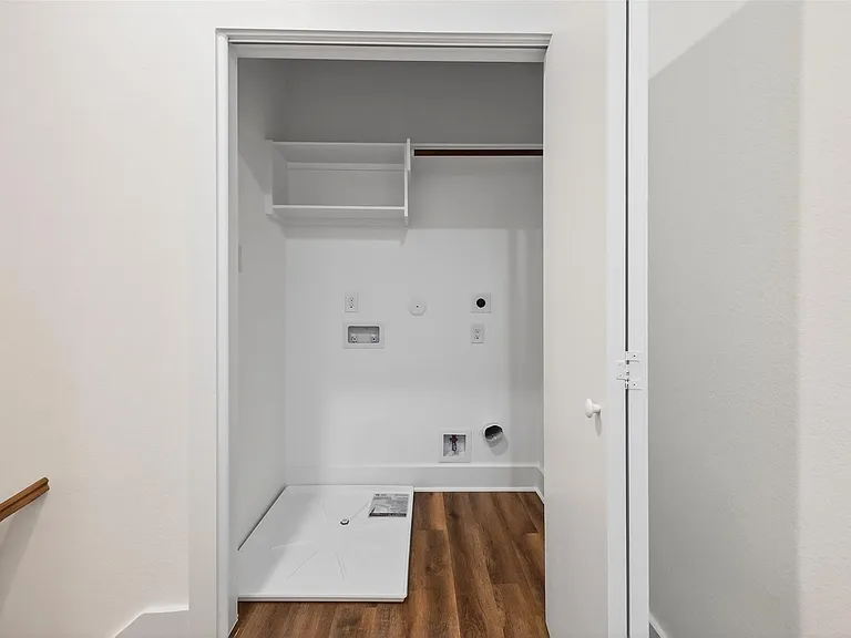 3003A Delano St — Photo 34
