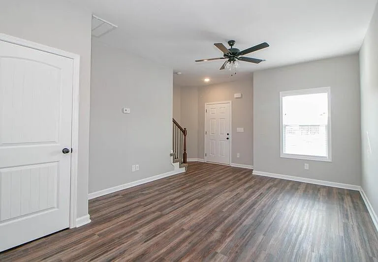 1115-E4 Hillwood Dr — Photo 4