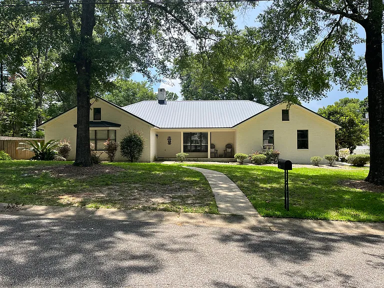 121 Spring Dr — Photo 1