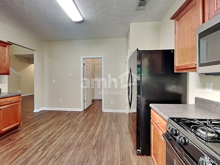 616 Laurel Bnd — Photo 4