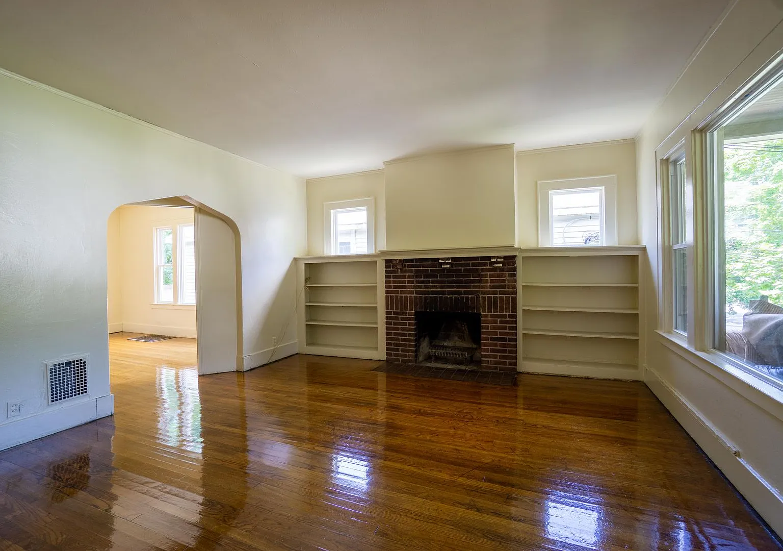 716 Euclid Ave - Available 8/1/27 - Spacious First Floor Apartment Close To Campus — Photo 1