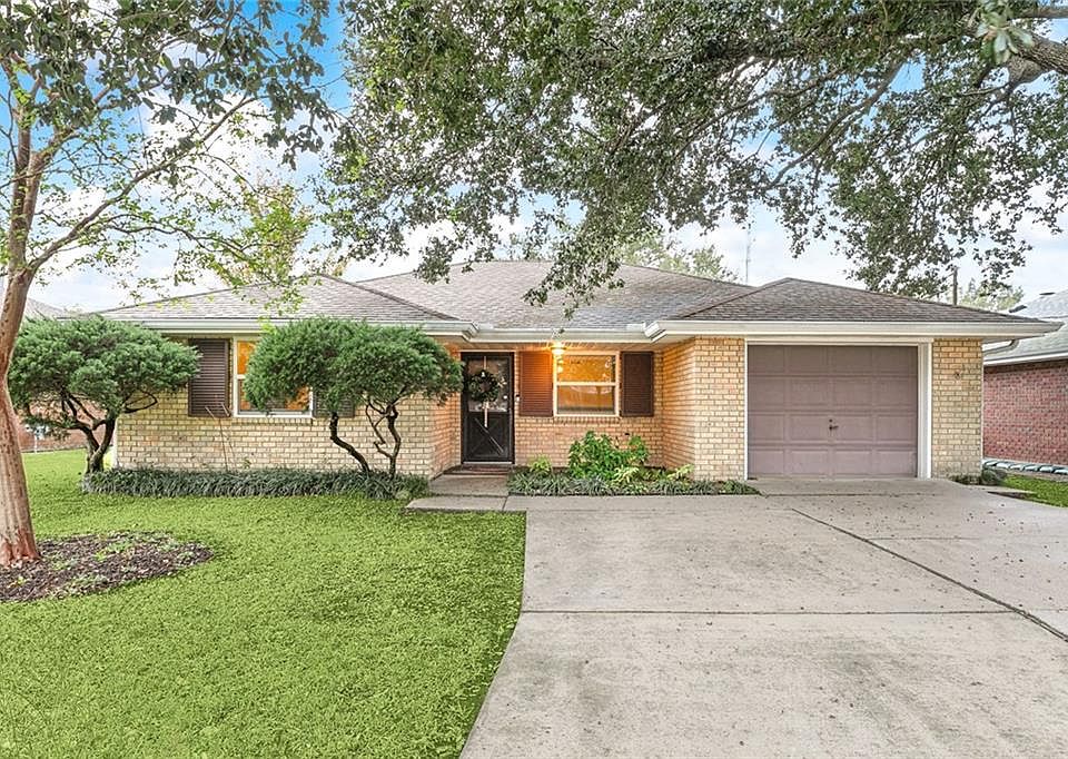 1st image of 209 River Point Dr