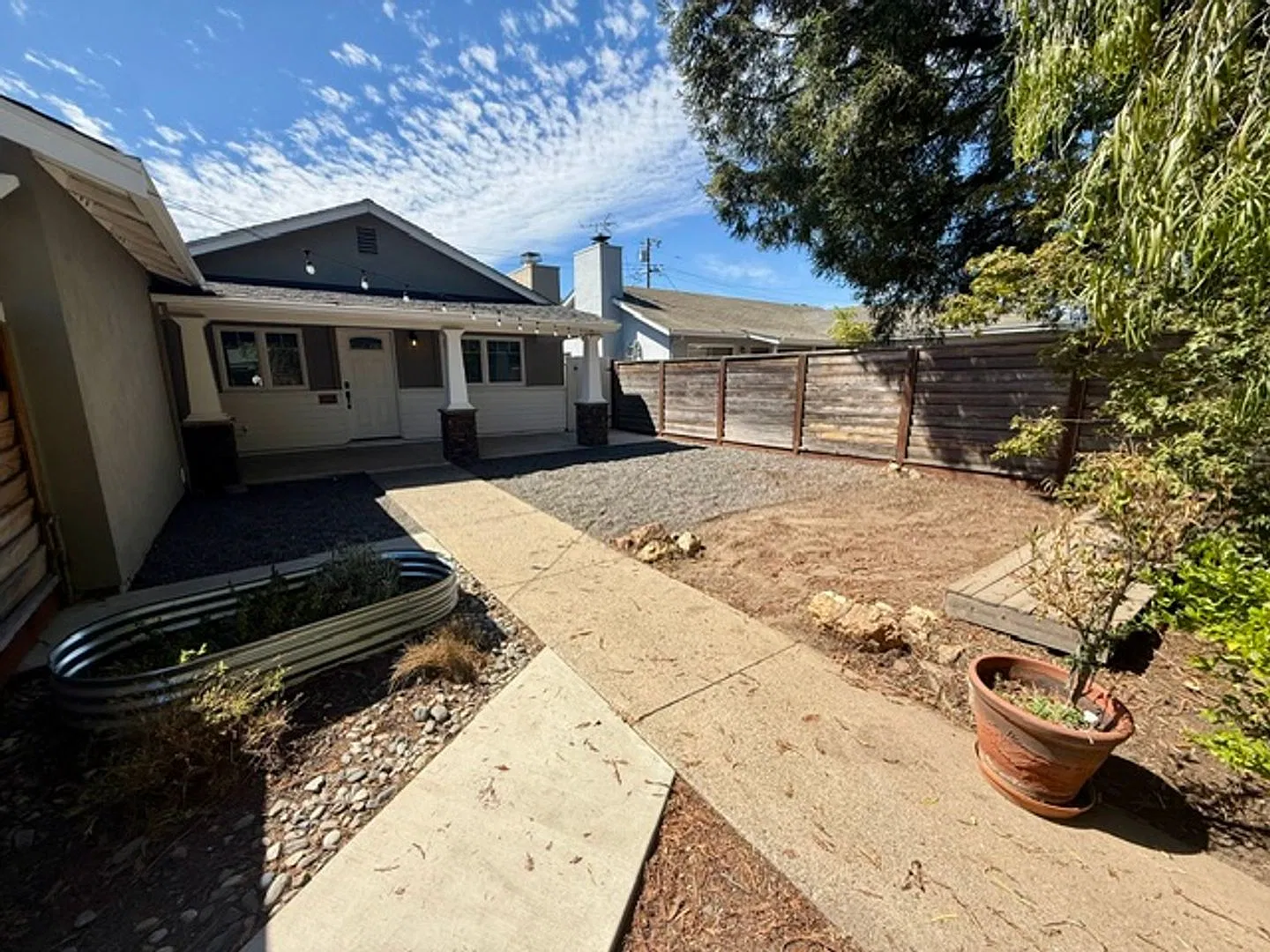 Spacious single-family home in the Belmont Area. Available Now! — Photo 2