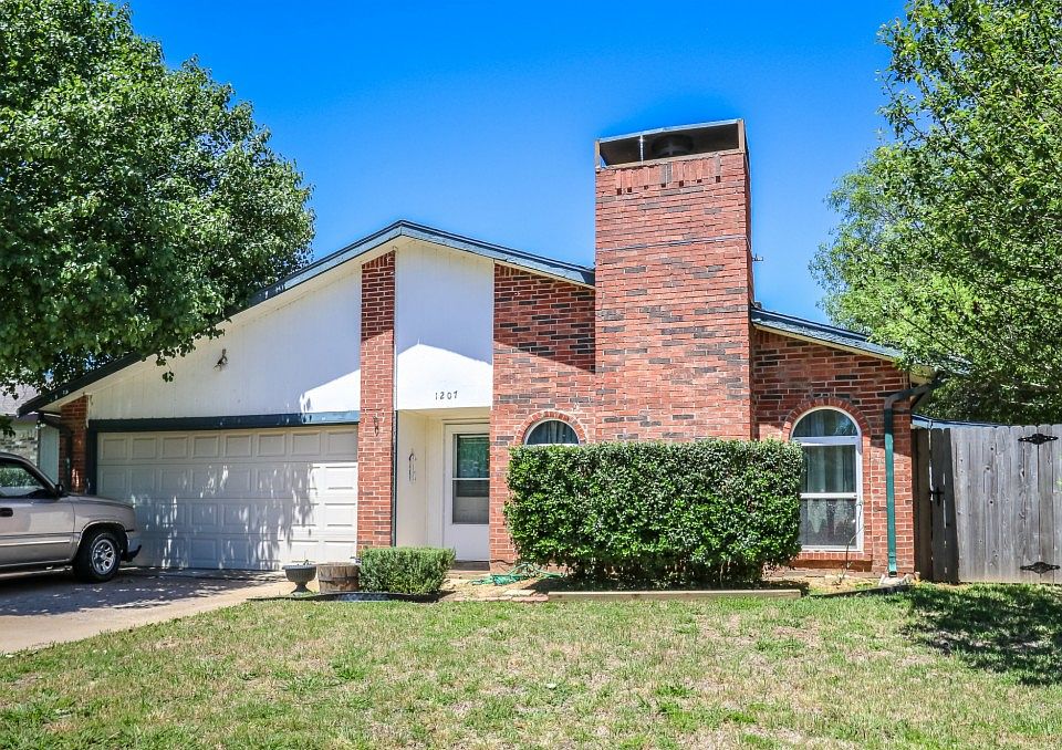 1st image of 1207 Royal Hill Ln