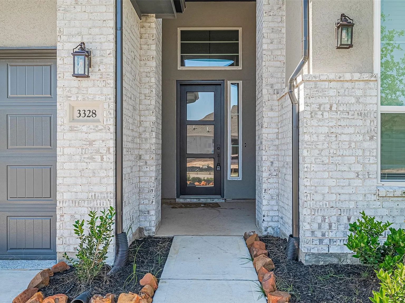4 bed, 3.0 bath, 2587 sqft, $2,900 — Photo 3