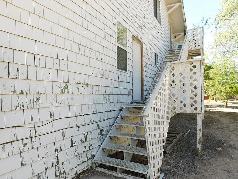 140 Gunnison Ave — Photo 2