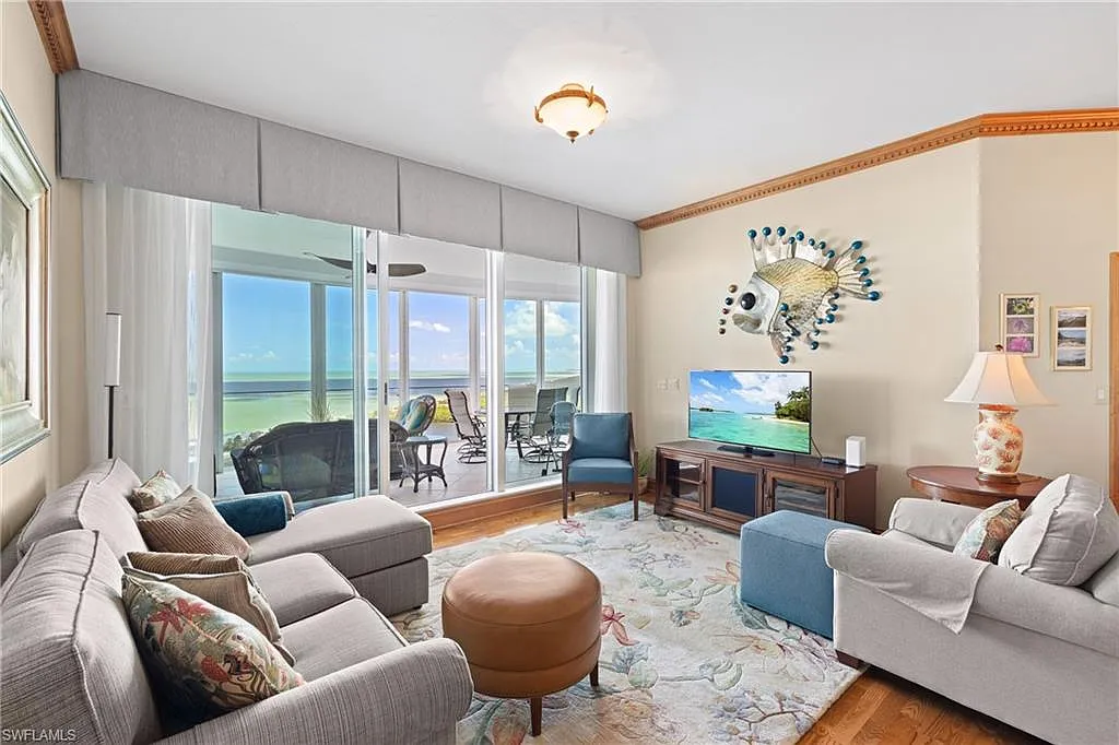 2 bed, 2.5 bath, 2170 sqft, $25,000 — Photo 3
