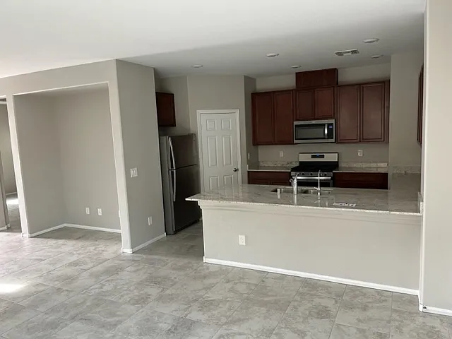 3 bed, 2040 sqft, $2,100 — Photo 4
