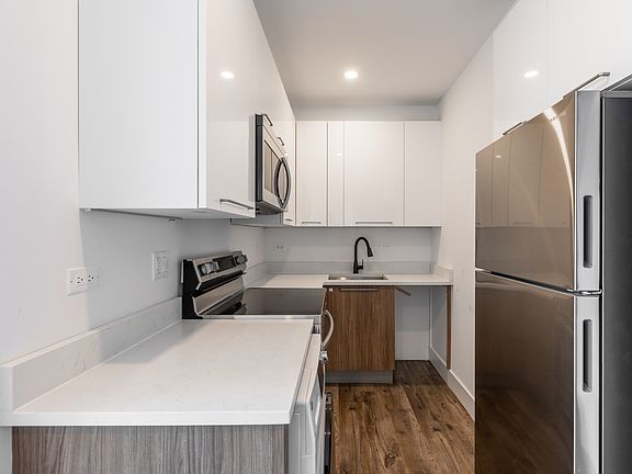 2nd image of 940 W Carmen Ave #103