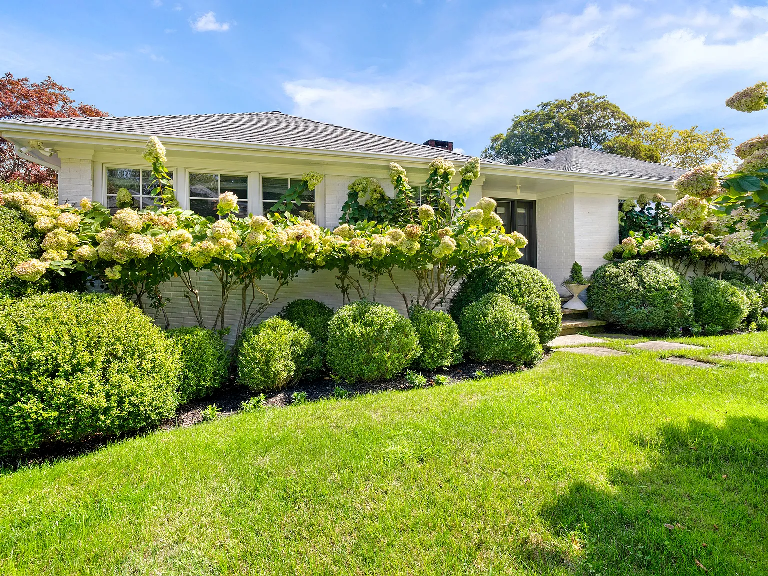 3 Bedroom 3.5 Bath Southampton Village Jewel — Photo 2