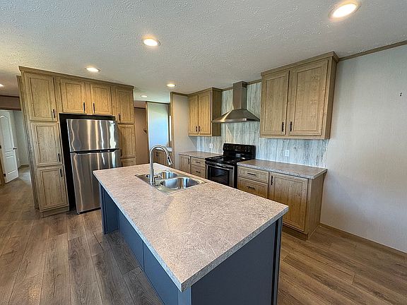 3rd image of 618 Cuzin Ray Ln