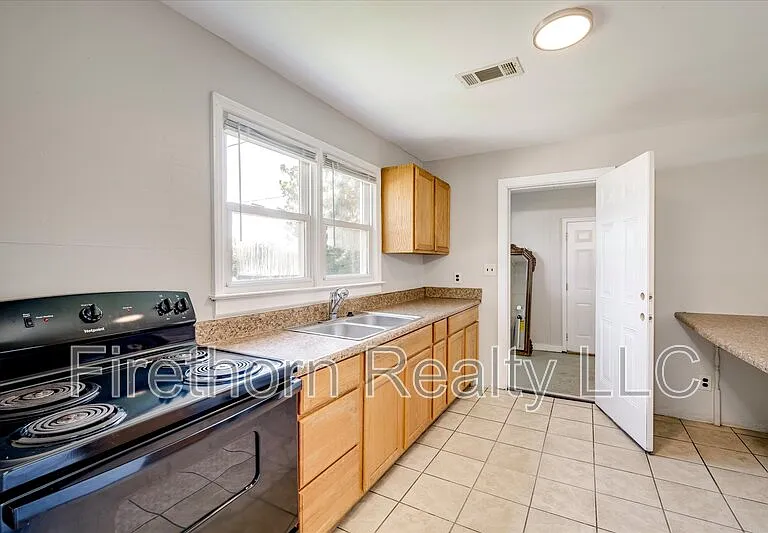 2315 Tobacco Rd — Photo 10