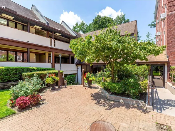 99 Clent Road #E204, Great Neck, NY 11021