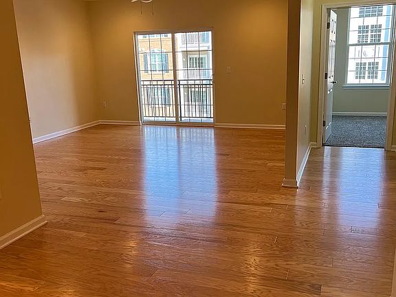5th image of 1031 Halifax Pl