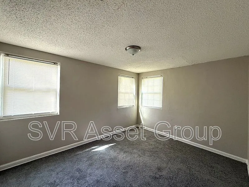 3 bed, 1.0 bath, 1452 sqft, $1,350 — Photo 4