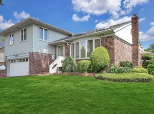 117 Manor St, Plainview, NY 11803