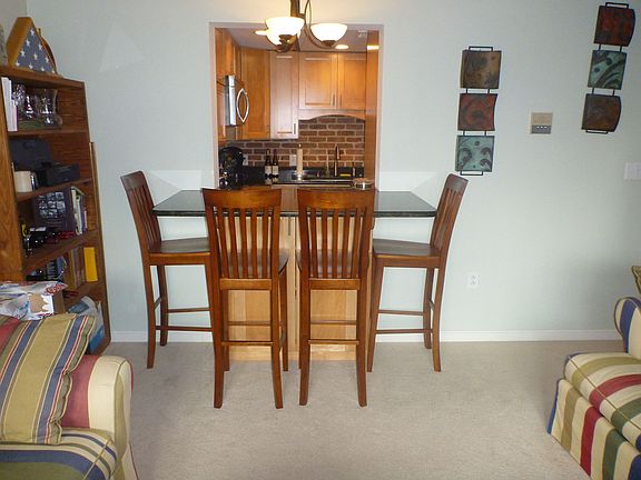 Breakfast bar + stools