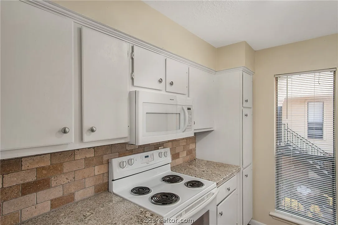 2 bed, 1.5 bath, 1008 sqft, $995 — Photo 2