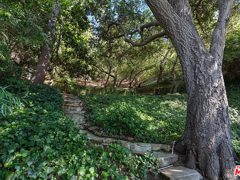 8926 Wonderland Ave — Photo 24