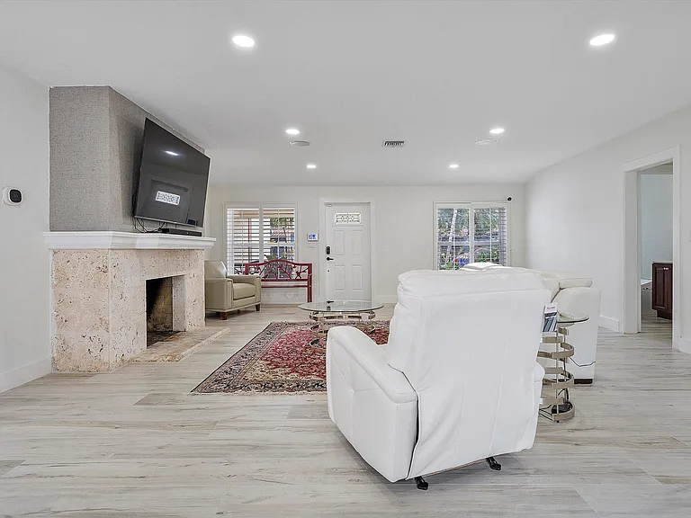 411 Poinciana Dr — Photo 6