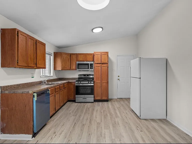 1950 Thunderbird Ave — Photo 8