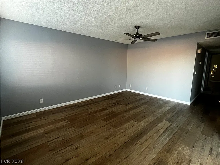 301 Brookside Ln #D — Photo 3