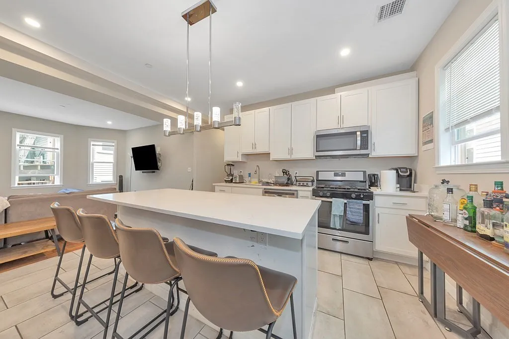 4 bed, 9999 sqft, $6,000 — Photo 2