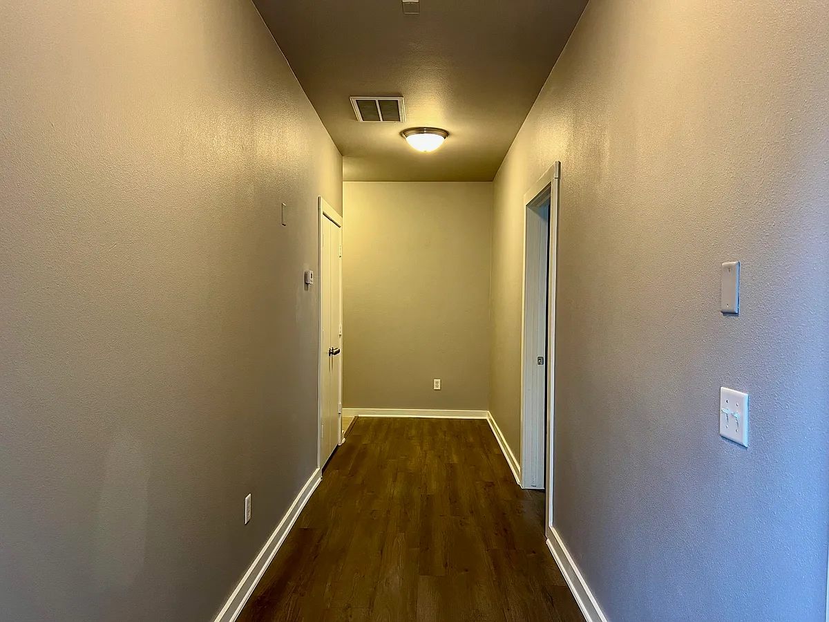 Building Photo - 302 SW 6th St #12