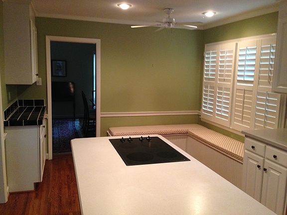 Kitchen & Built in Seating