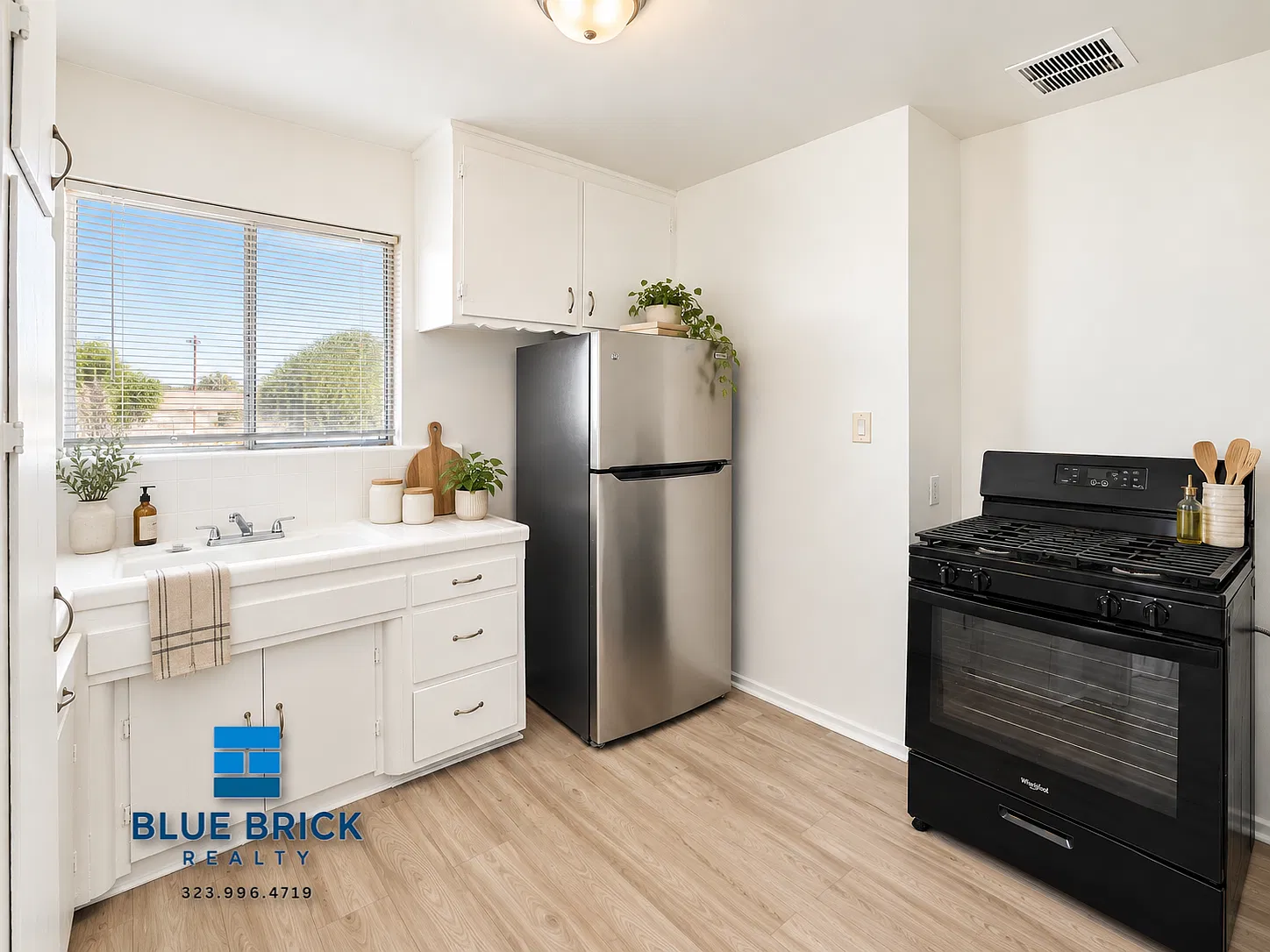Bright 1-Bedroom with A/C, On-Site Laundry & Gated Parking — Photo 2