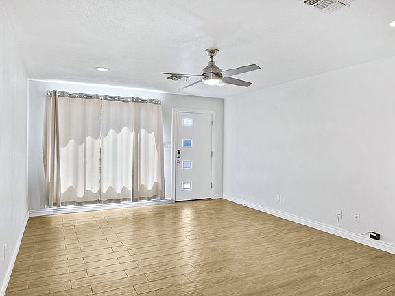 4th image of 208 E Erie Dr