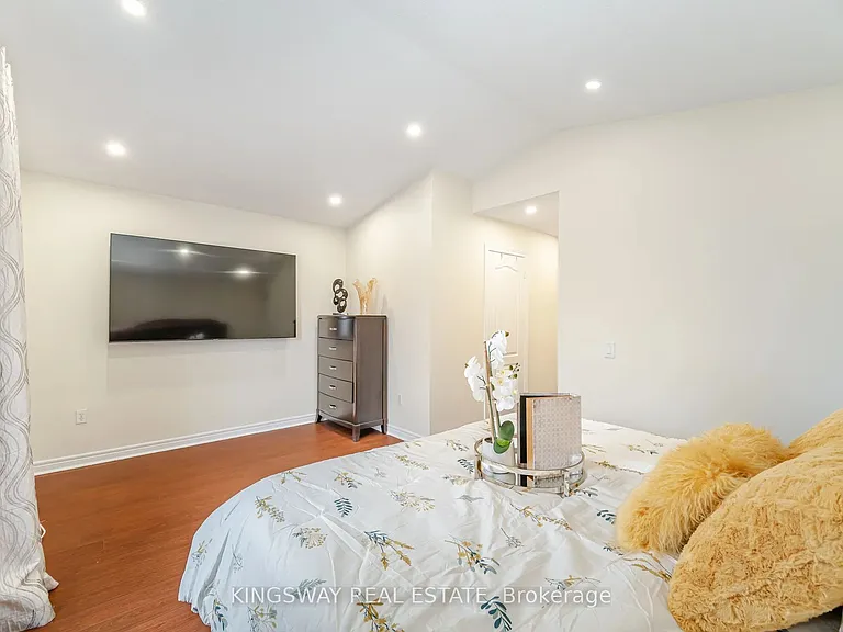 803 Khan Cres — Photo 27