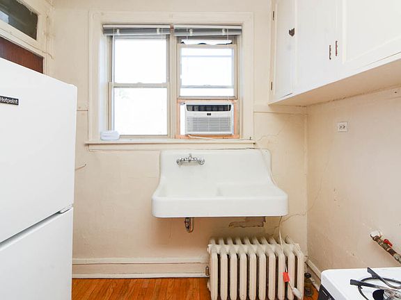 2nd image of 4233 N Paulina St #E5
