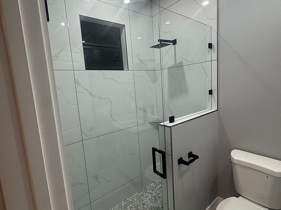3rd image of 4910 Golfview Blvd