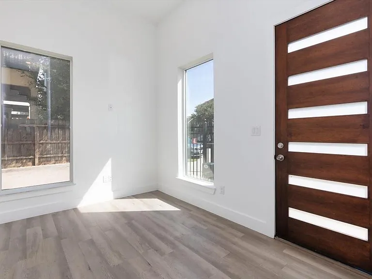 645 W 16th St — Photo 3
