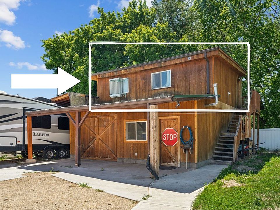 Apartment located in back of the property in quiet seclusion next to the lovely creek flowing by.
