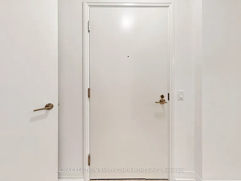 400 King St W #823 — Photo 31