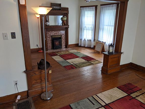 Beautiful mantle. Fireplace is not functional.