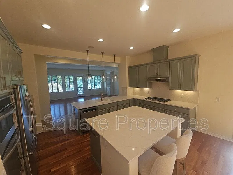 3 bed, 3.0 bath, 2659 sqft, $3,900 — Photo 4
