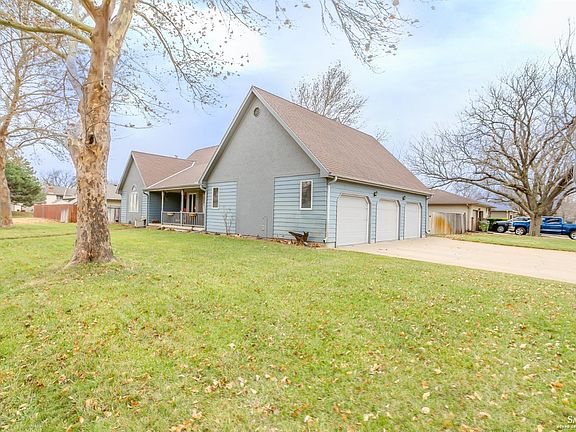 2nd image of 1818 Parkwood Dr