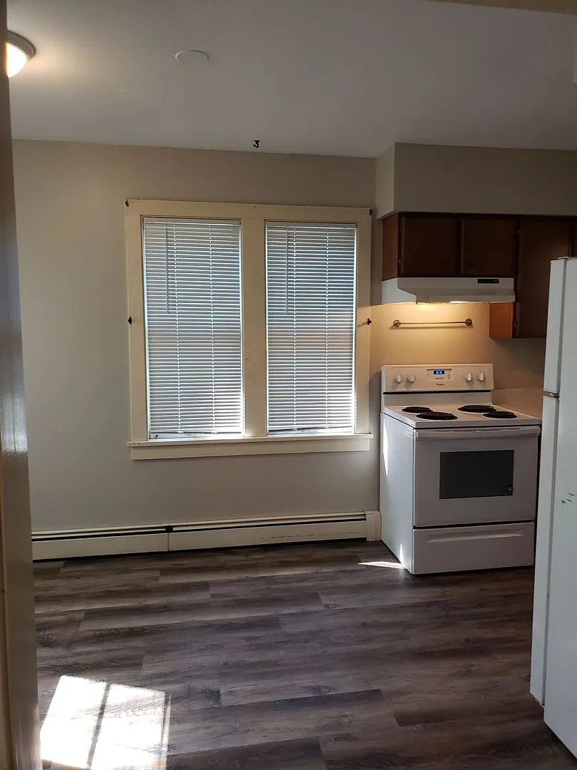 Large 2 Bedroom 1 Bathroom - Upper level of 3-Plex — Photo 2