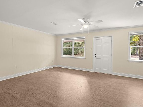 3rd image of 928 Horseshoe Rd W