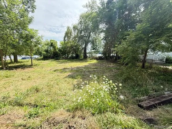 530 Peninsula Dr, Columbiaville, MI 48421