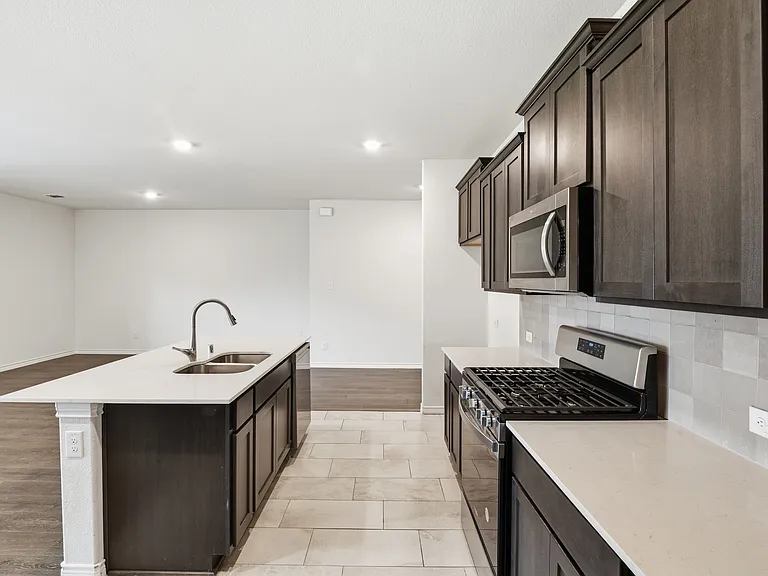 415 Boston Rd — Photo 9